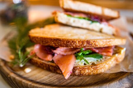 Чилийский с лососем и вялеными томатами