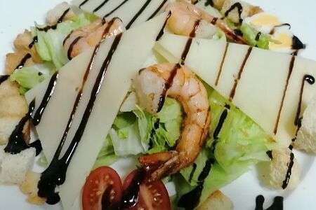 Салат Цезарь с тигровыми креветками