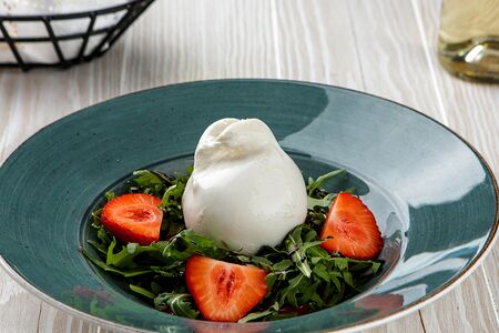 Салат с бурратой