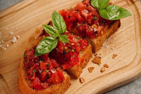 Брускетта с томатами и гуакамоле