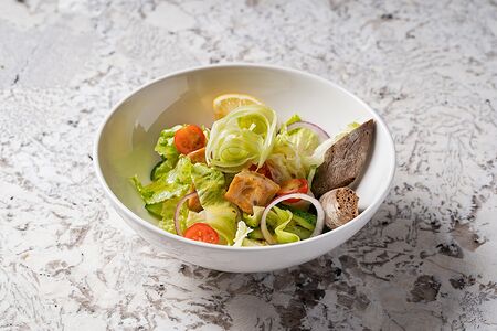 Зелёный салат с тунцом и запеченными тостами