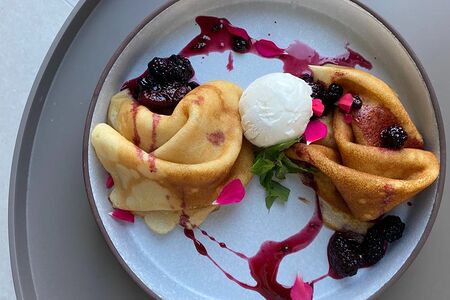 Блины с ягодным соусом