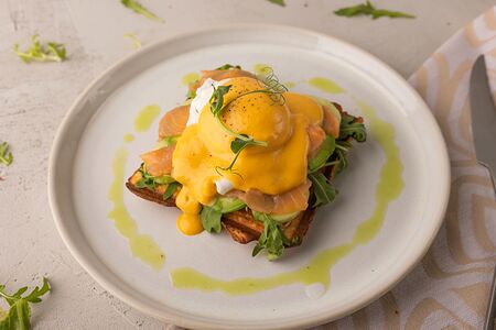 Бенедикт с лососем на вафле