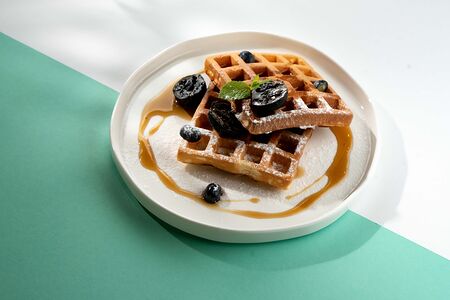 Венские вафли с грецкими орехами и кленовым сиропом