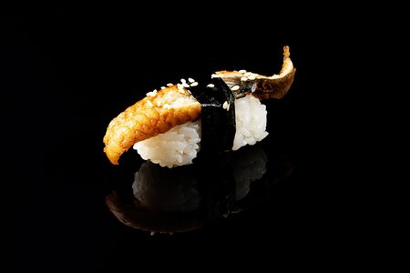 Суши с угрем