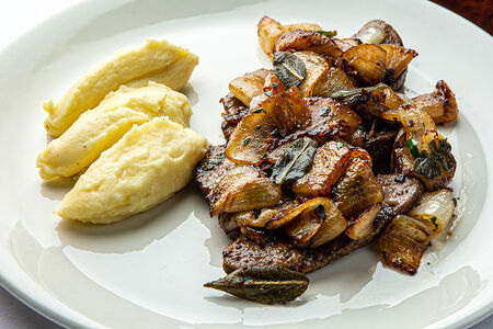 Телячья печень с шалфеем и картофельным пюре