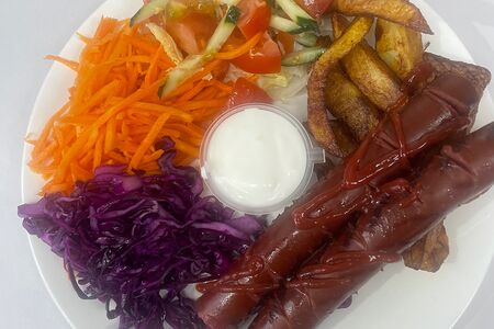 Хот-дог на тарелке