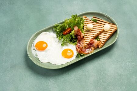 Яичница с беконом и тостами