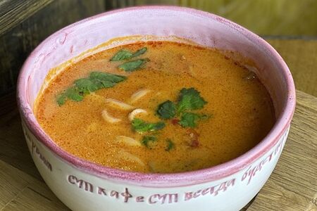 Тайский суп с курицей и лапшой