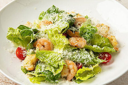 Салат Цезарь с тигровыми креветками