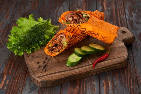 Шаурма с ягненком и курицей в сырном лаваше