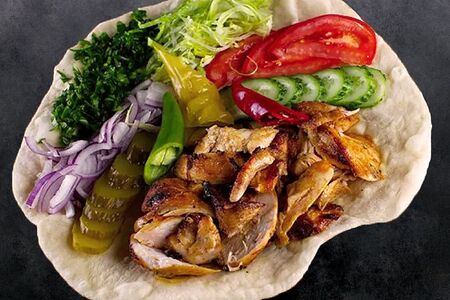 Донер на тарелке с курицей