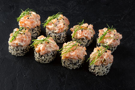 Ролл с лососем и халапеньо