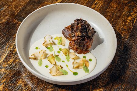 Говяжья щека с картофельным кремом и сморчками