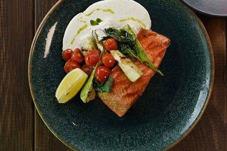 Стейк из лосося с овощами