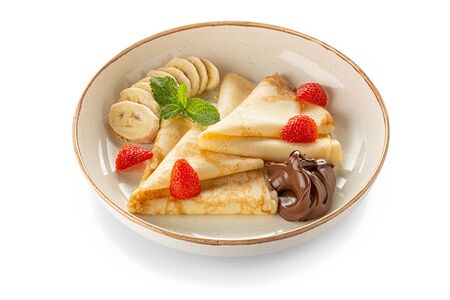 Блинчики с бананом, клубникой и нутеллой