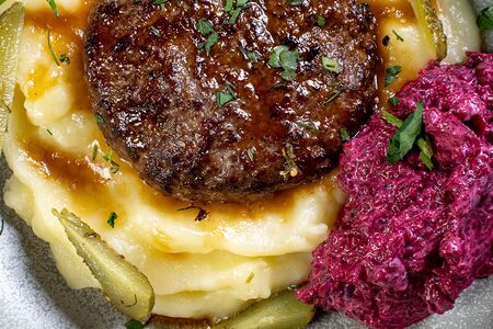 Котлета из говядины с пюре