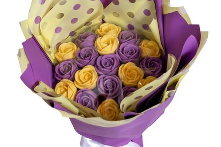 Шоколадные розы букет 6 (фиолетово-желтые)