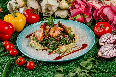 Салат из морепродуктов с пюре из авокадо