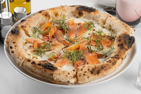 Пицца с форелью