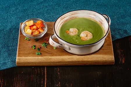 Крем-суп из брокколи с тигровыми креветками