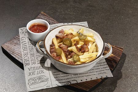 Картофель фри с беконом и халапеньо