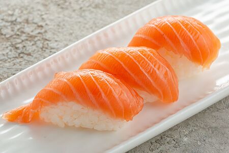 Суши нигири с лососем (1 шт.)