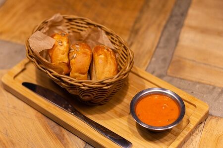 Булочки с соусом из печеного перца