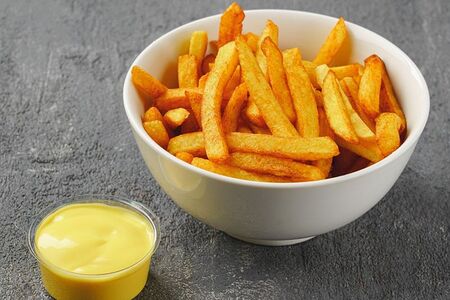 Картофель фри с сырным соусом