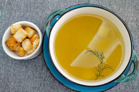 Куриный бульон с яйцом и зеленью