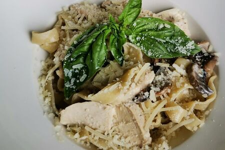 Паста Феттуччине с грибами и курицей