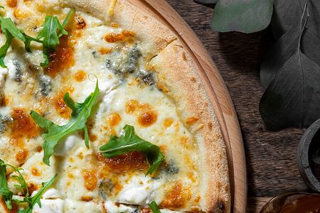 Пицца Четыре сыра с вареньем из болгарского перца