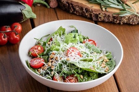 Микс из пяти видов зелени с кедровыми орешками и лососем