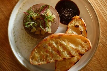 Паштет с цукатами из груши и хрустящей чиабаттой