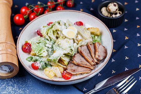 Калифорнийский салат Цезарь с фермерской уткой