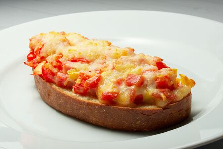 Бутерброд горячий с ветчиной и сулугуни