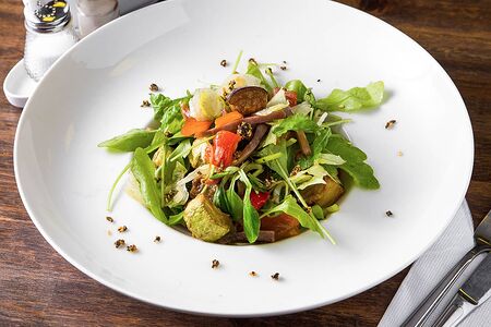 Салат с говядиной и печёными овощами и соевым соусом