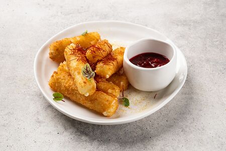 Жареный сыр сулугуни с ягодным ткемали