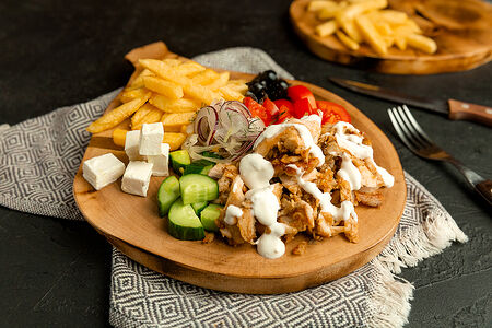 Шаверма на тарелке Греческая