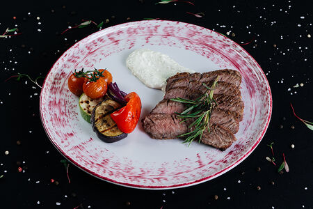 Фланк с овощами на углях и соусом рокфор