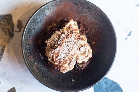 Сметанник с шоколадным бисквитом и орехами