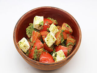 Салат Помидоры с имеретинским сыром