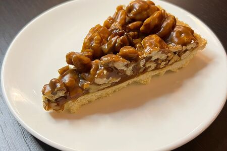 Карамельный пирог с грецкими орехами
