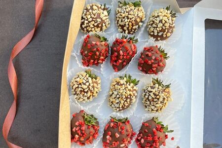 Набор клубники в шоколаде Сердце дракона 12 ягод