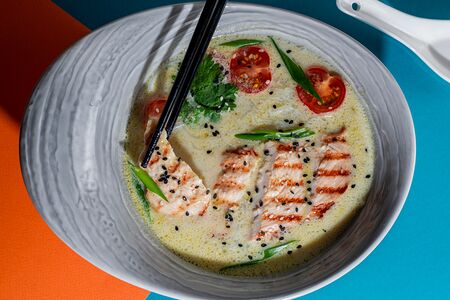 Том Кха с цыпленком