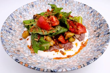Салат с телятиной, печеными овощами и луковым соусом