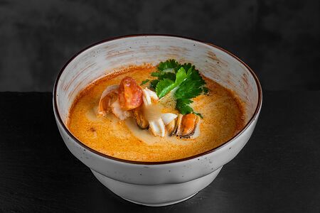 Том ям с морепродуктами