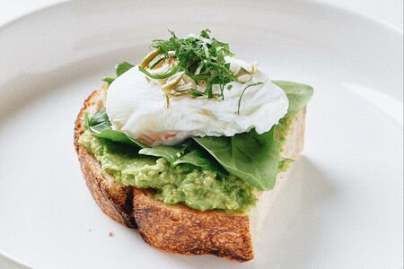 Авокадо-тост с яйцом пашот