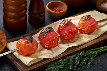 Шашлык из помидоров на углях