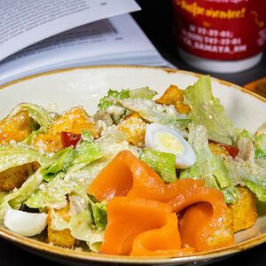 Цезарь со слабосоленым лососем